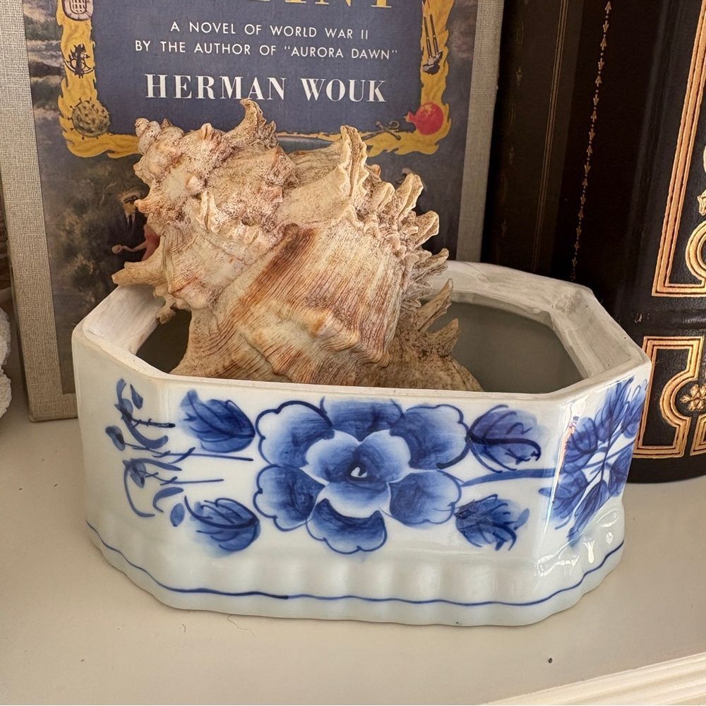 Blue and White Trinket Box w/ Handle - Picture 3 of 7